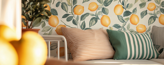 Photo de coussins sur un canapé dans un intérieur tendance 2025 pour l'été.