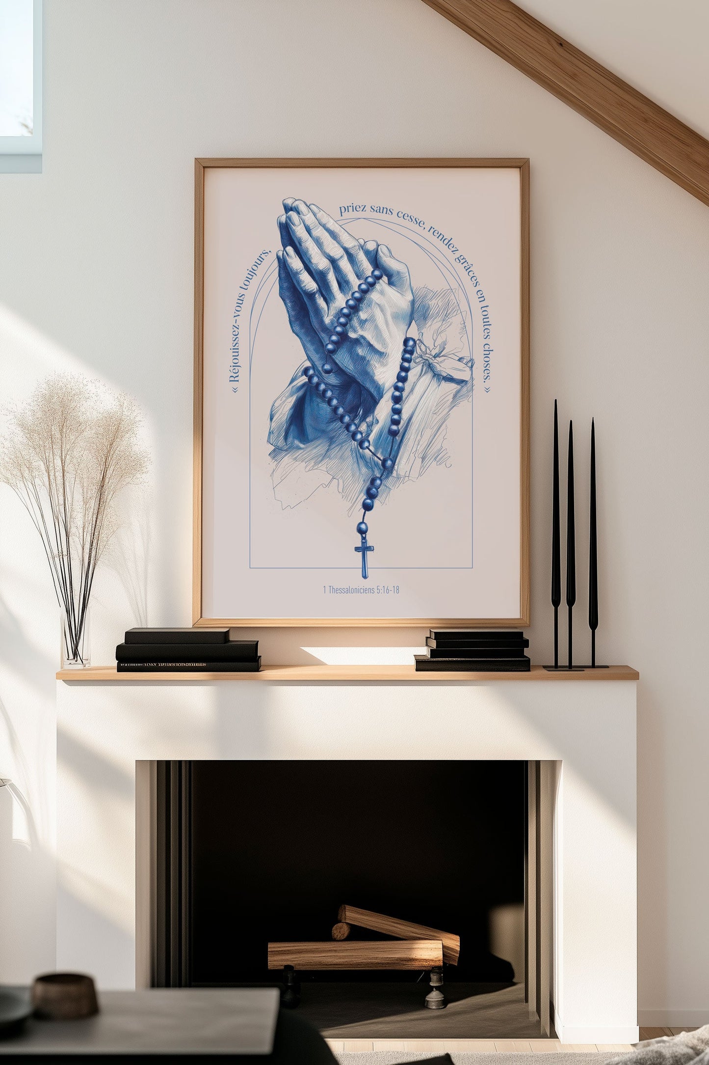 Affiche chrétienne des mains en prière avec un chapelet et un verset encadrée au dessus d'une cheminée
