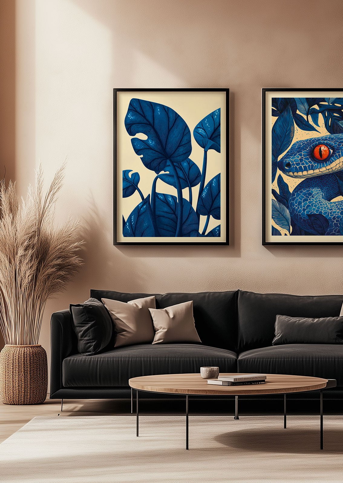 Mise en situation de l'affiche botanique d'alocasia sur un mur beige, dans un salon.