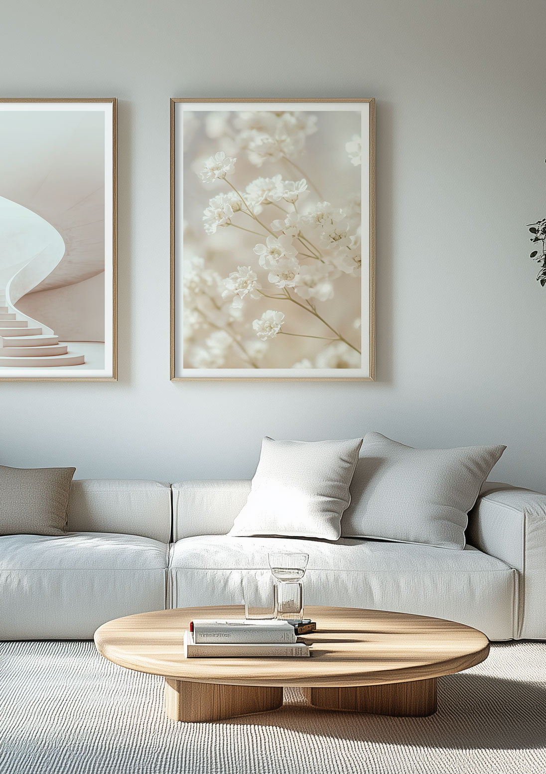 Mise en situation de la photographie des fleurs en gros plan sur un mur blanc dans un salon.