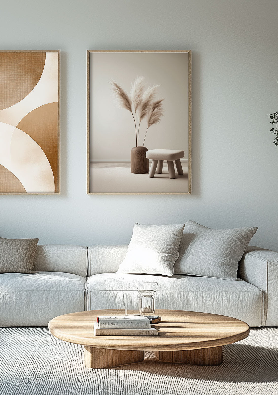 Mise en situation de la photographie d'herbes de pampa dans un vase en bois poli, sur un mur blanc dans un salon.