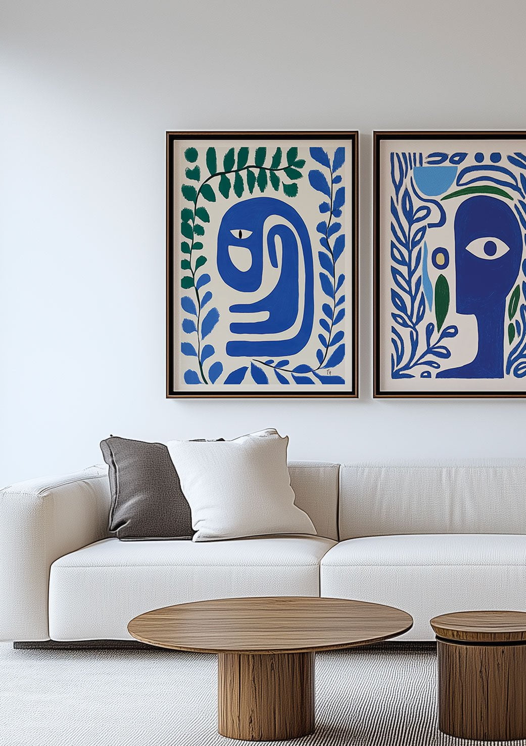 Mise en situation de l'affiche murale abstraite bleue sur un mur blanc, dans un salon.