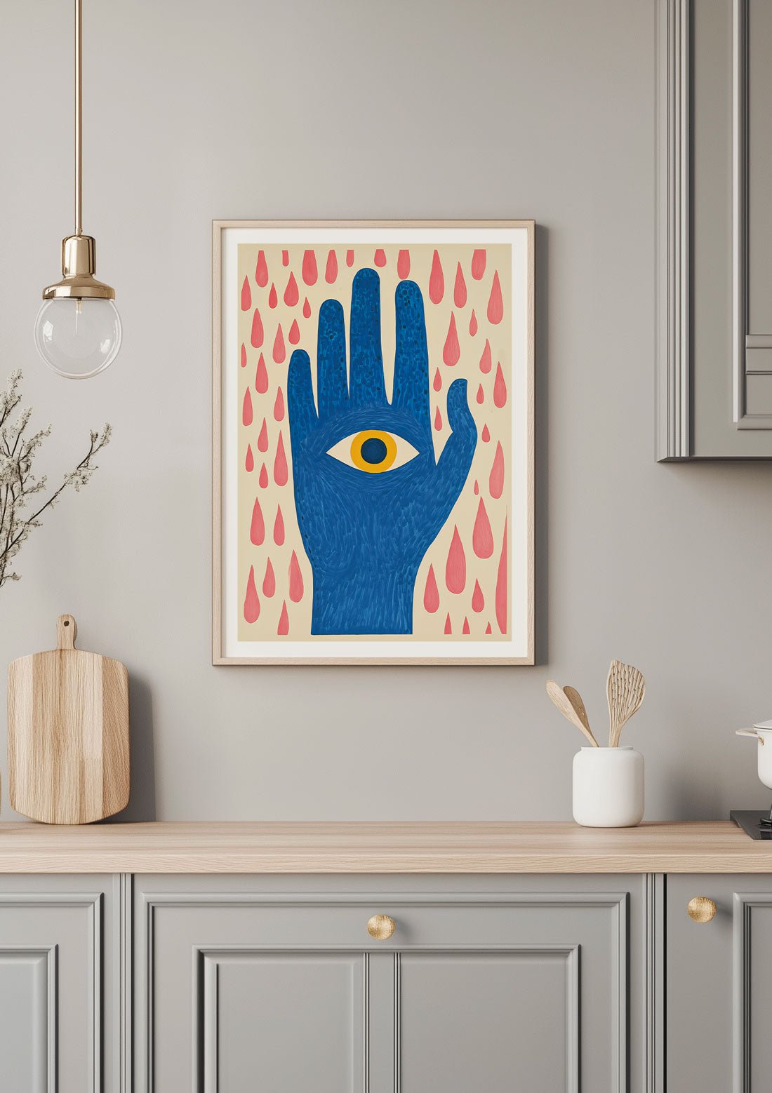 Mise en situation de l'affiche murale représentant une main bleue, sur un mur blanc dans une cuisine.