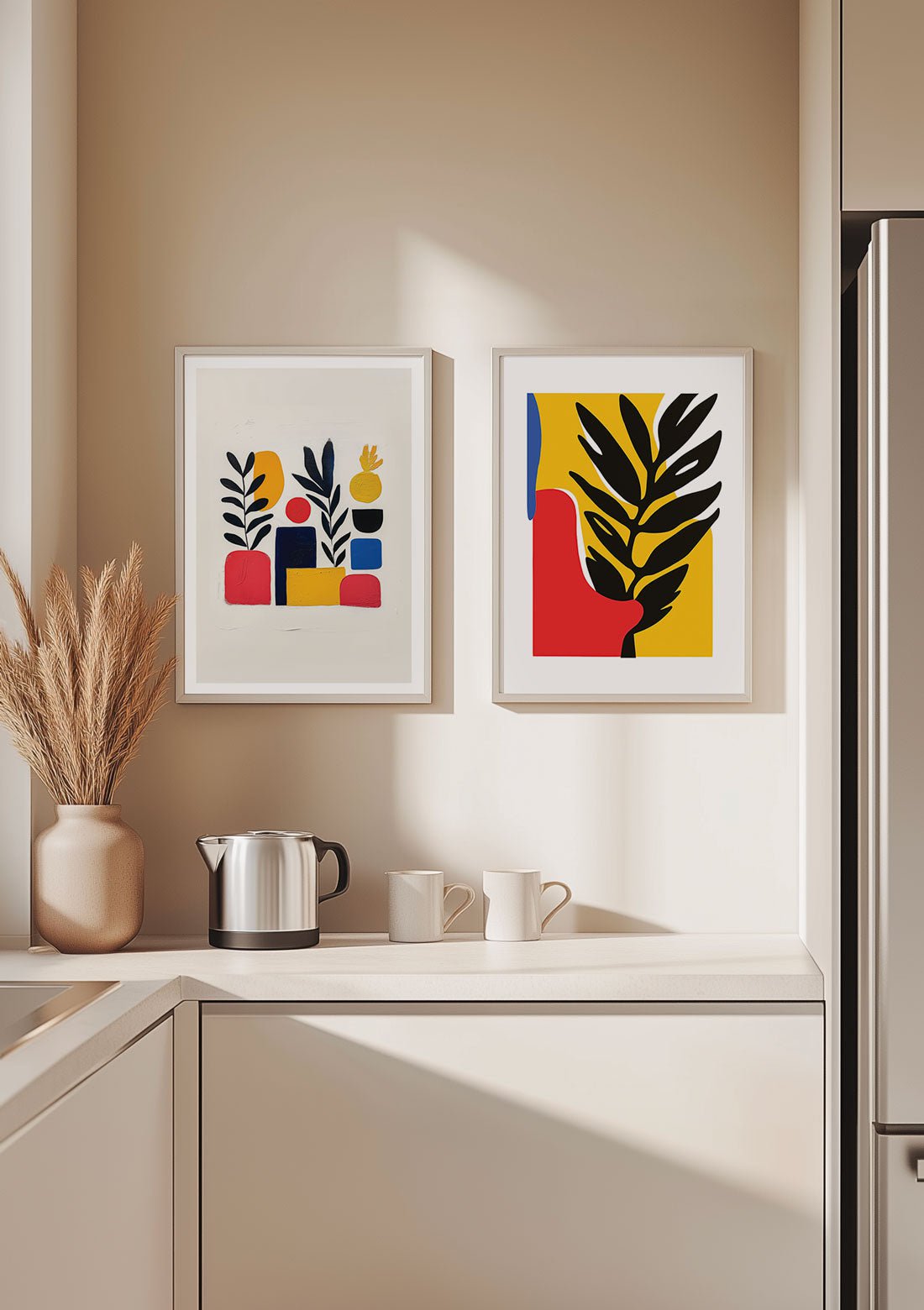 Mise en situation de l'affiche murale abstraite des vases aux couleurs primaires, à coté d'une autre affiche, dans une cuisine.