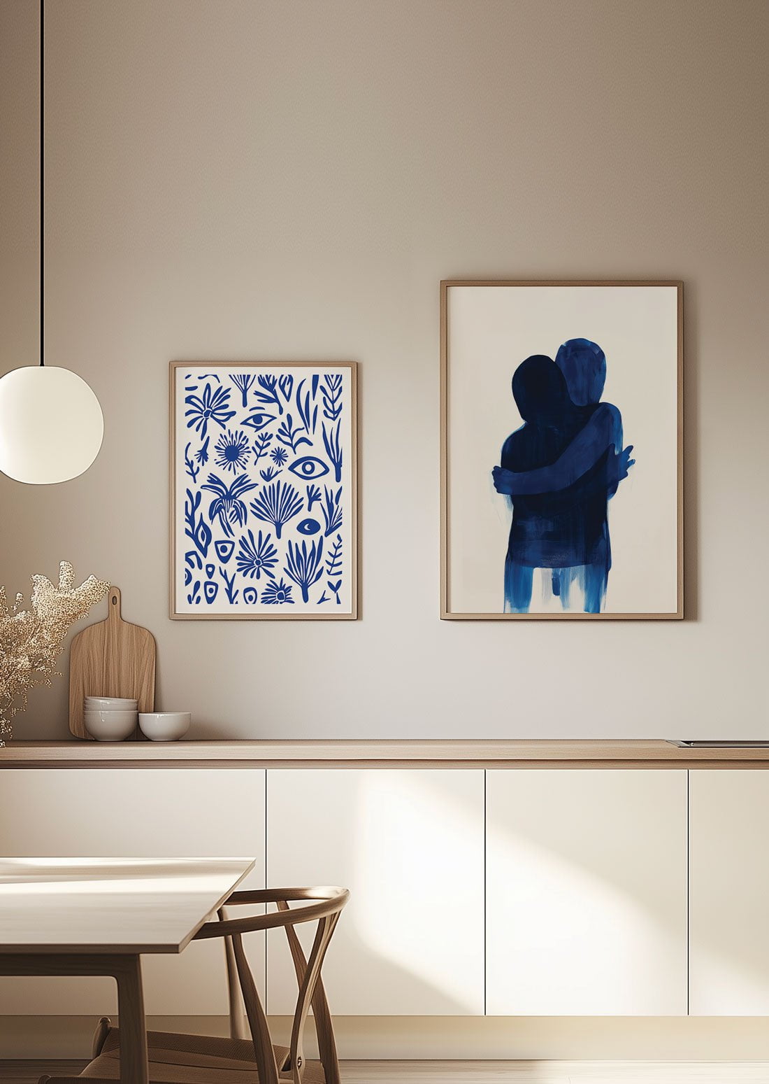 Affiche murale abstraite aux yeux et motifs organiques mise en situation à coté d'une affiche dans un salon.