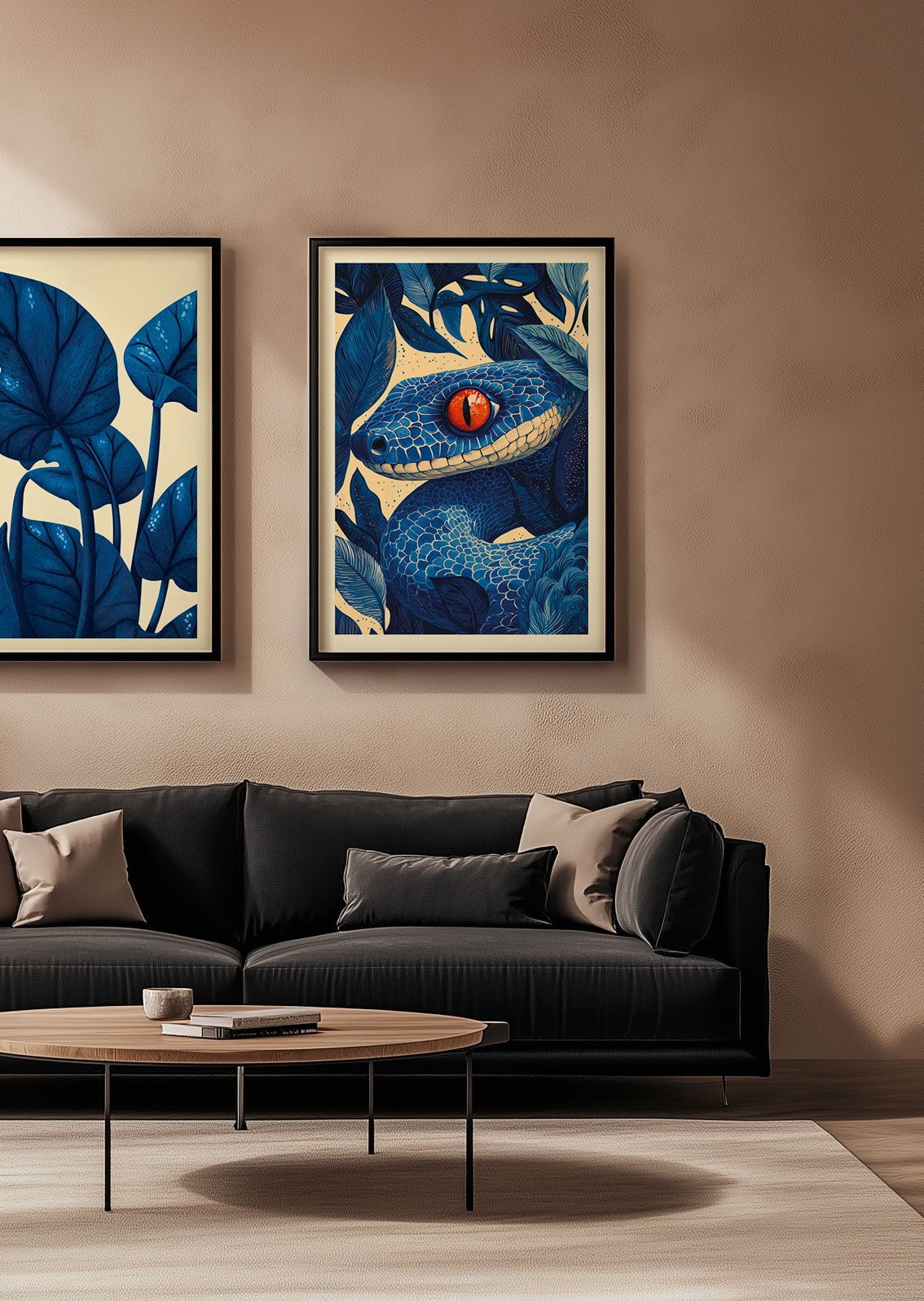 Affiche murale animaux du dessin d'un serpent encadré, à coté d'une autre affiche, dans un salon.