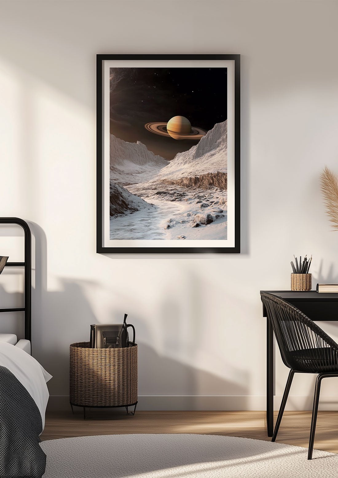 Affiche murale espace de Saturne encadrée sur le mur blanc d'une chambre.
