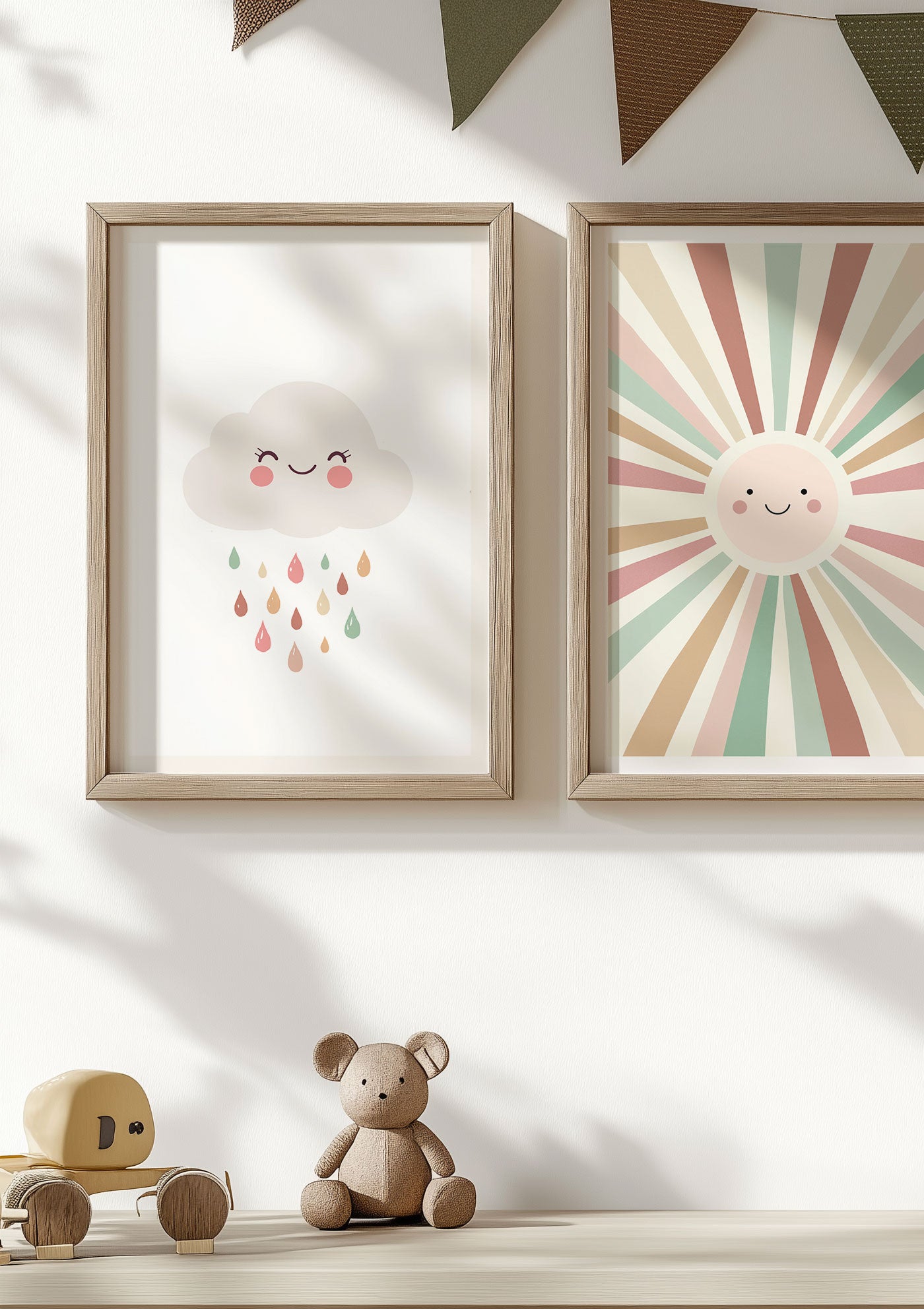 Affiche chambre enfant d'un nuage aux tons beige encadrée à coté d'une autre affiche.