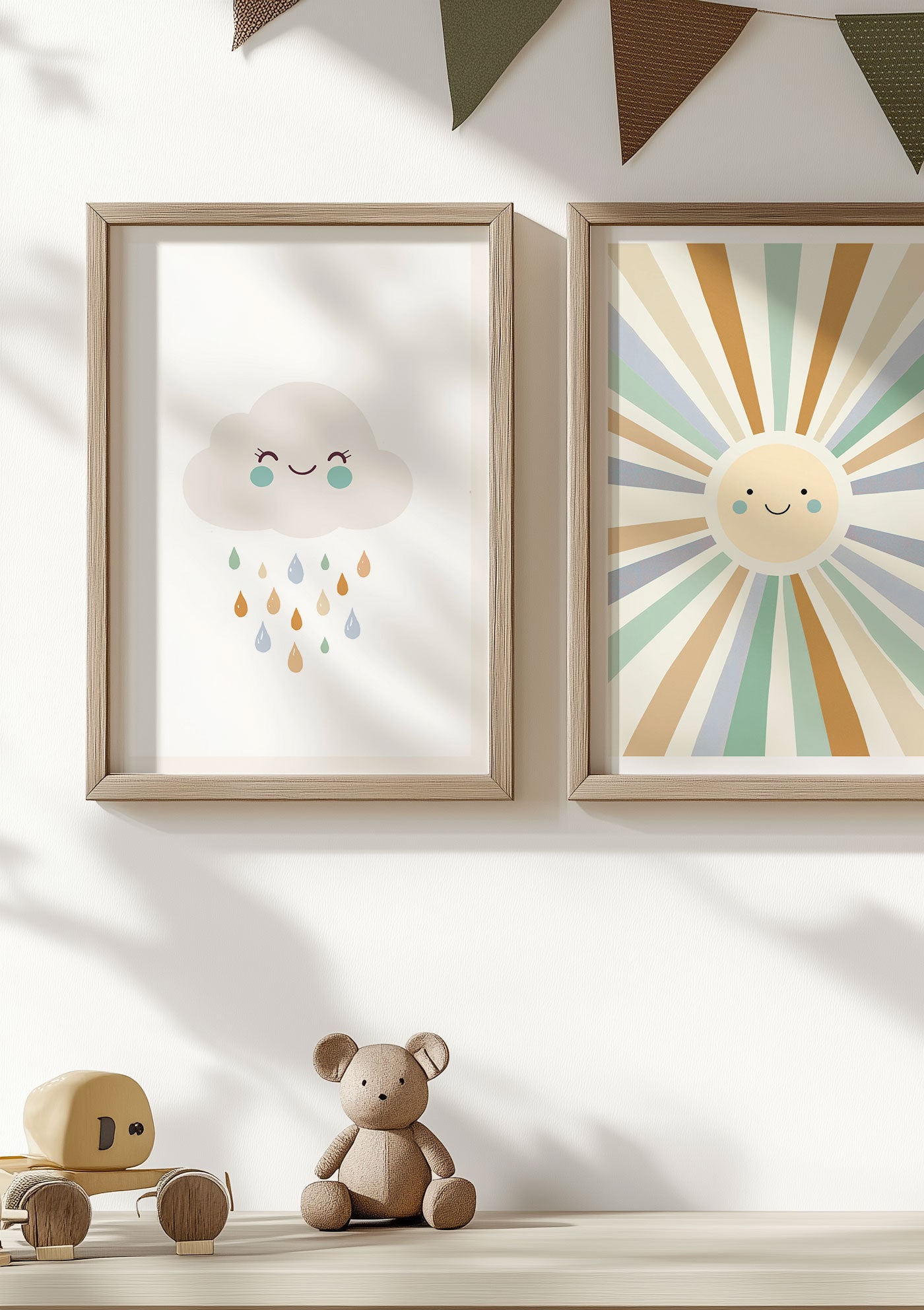 Affiche pour chambre bébé d'un nuage aux tons bleu encadrée à coté d'une autre affiche.