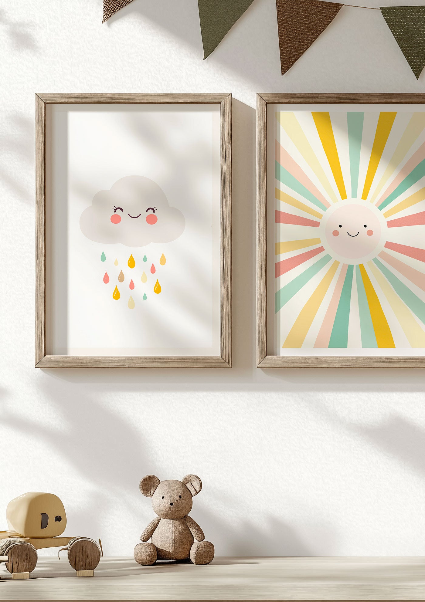 Affiche pour chambre bébé d'un nuage aux tons jaune encadrée à coté d'une autre affiche.
