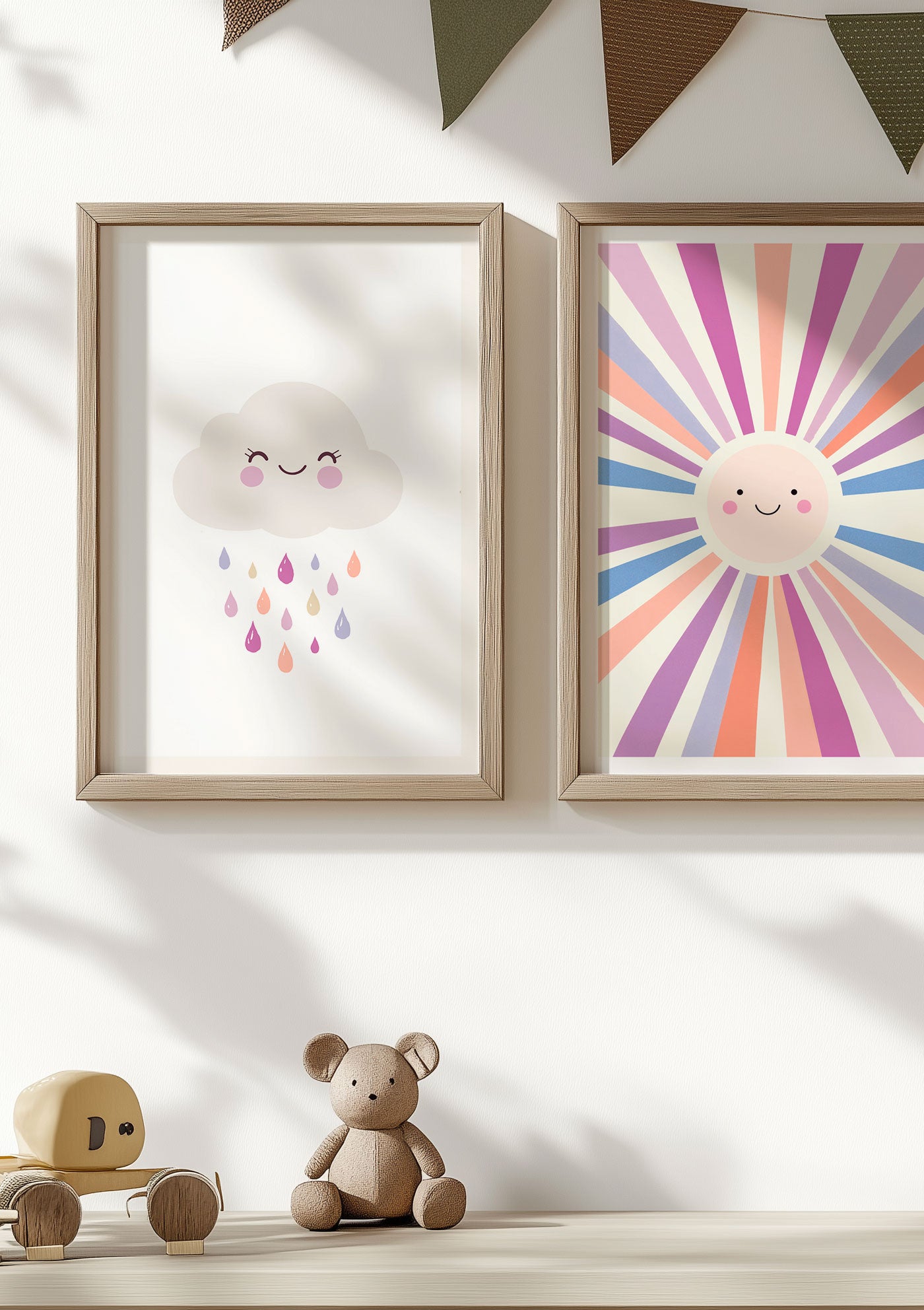 Affiche pour chambre bébé d'un nuage aux tons rose encadrée à coté d'une autre affiche.