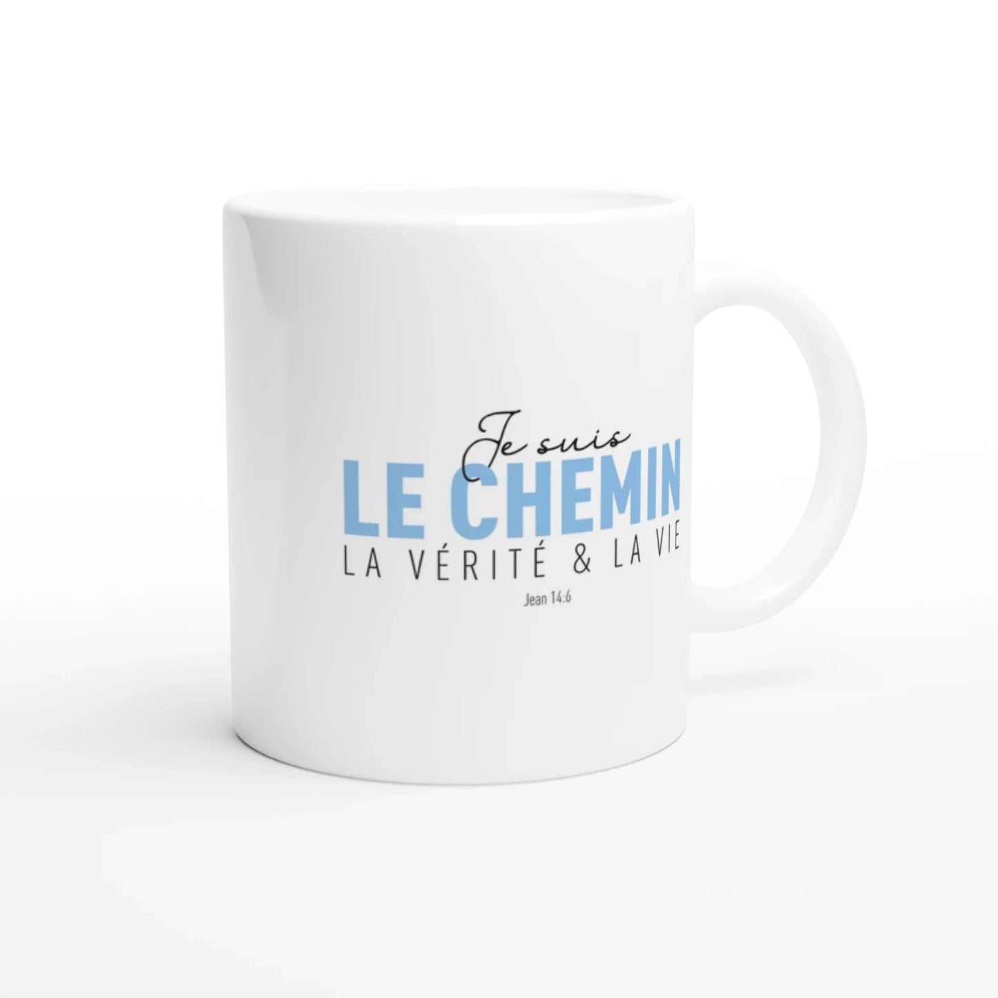 tasse en céramique blanche avec la typographie "je suis le chemin, la vérité & la vie" de jean 14:6