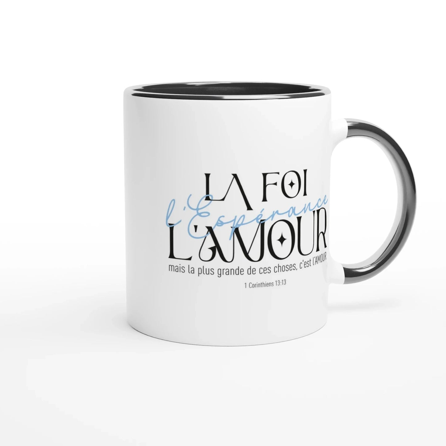 "la foi, l'espérance et l'amour" typographié en noir et bleu sur un mug noir et blanc