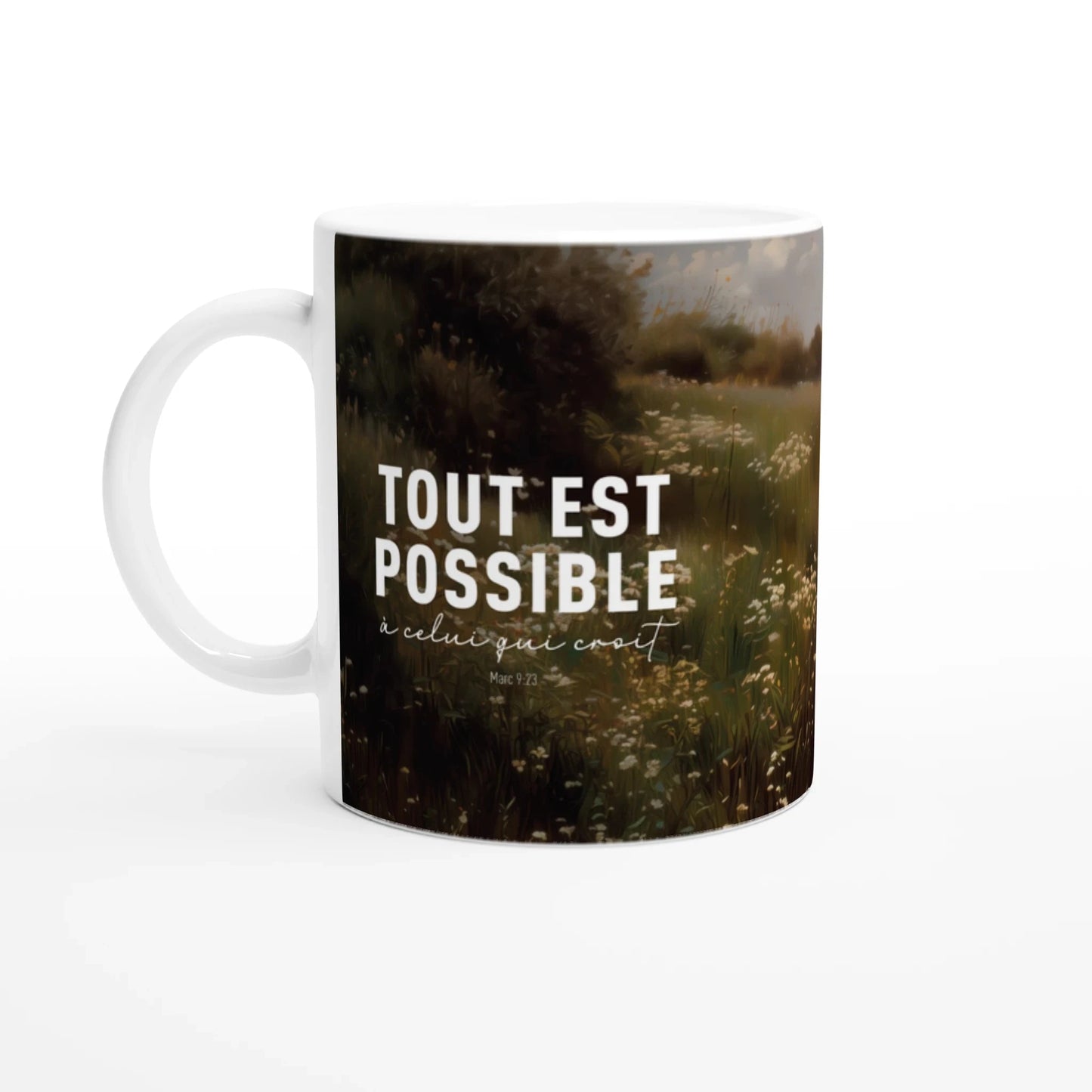 Vu du dos du mug design avec le verset de marc 9:23 et dessin d'un champ