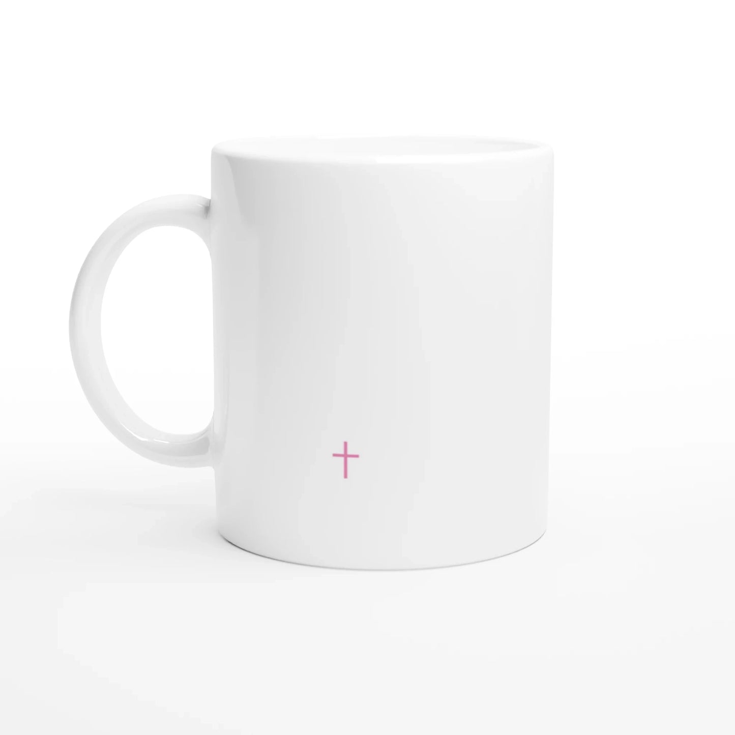 Vue du dos de la tasse chrétienne blanche avec une croix rose en bas