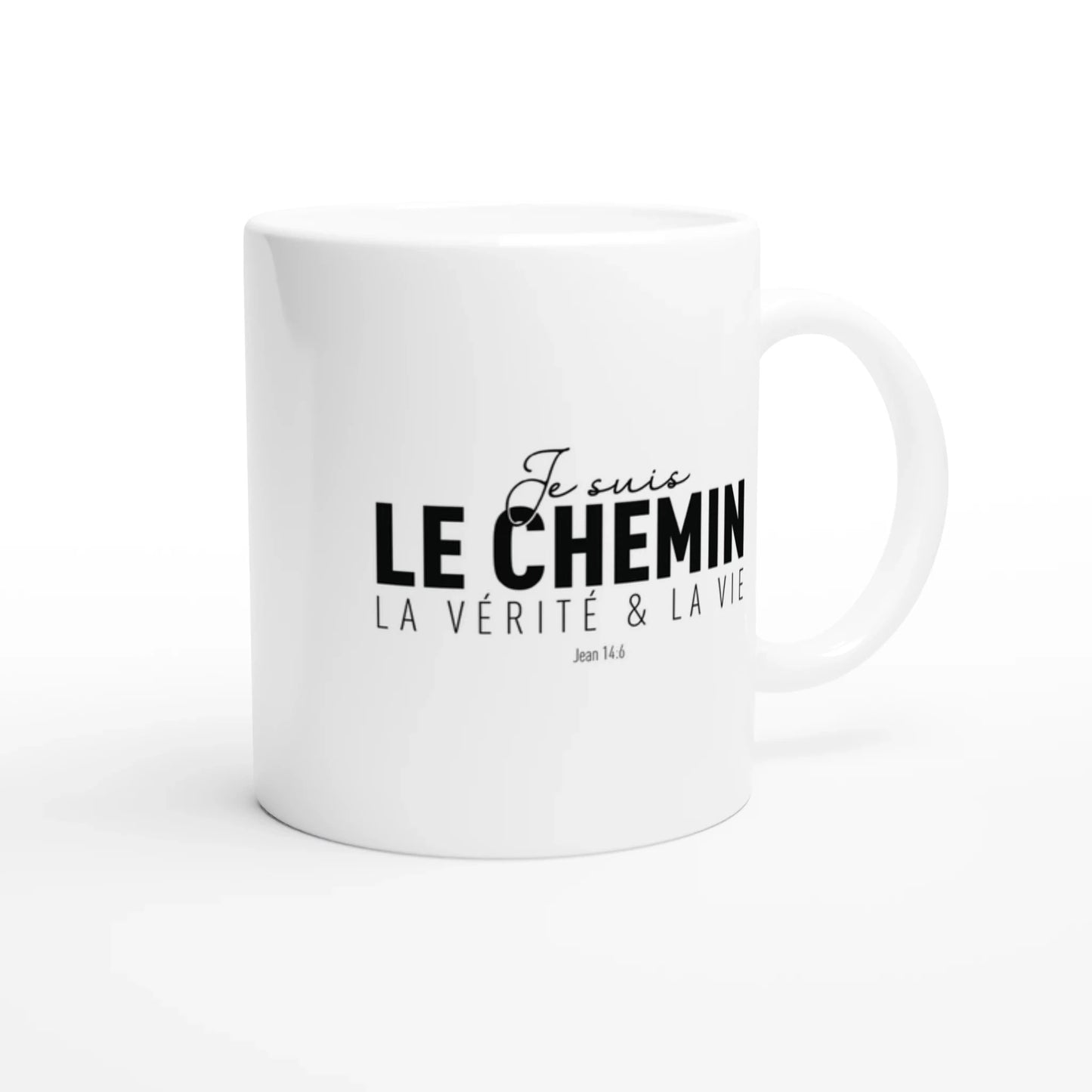 Mug en céramique blanche avec le verset de la bible jean 14:6 écrit en noir.