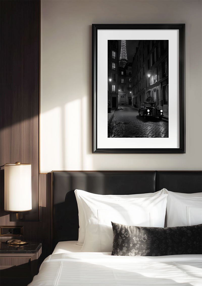 Affiche photographie noir et blanc d'une voiture noire et la tour eiffel encadrée au dessus d'un lit