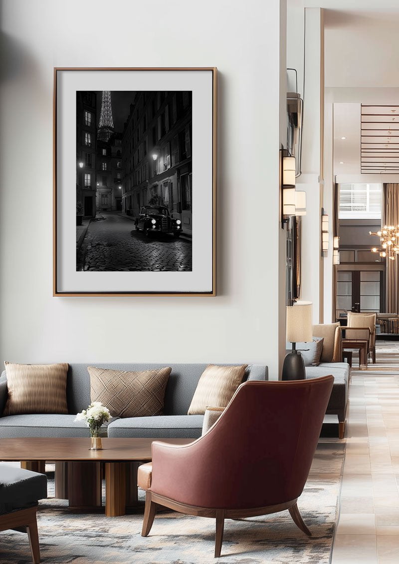 Poster déco noir et blanc d'une voiture noire et la tour eiffel encadrée dans un hall.