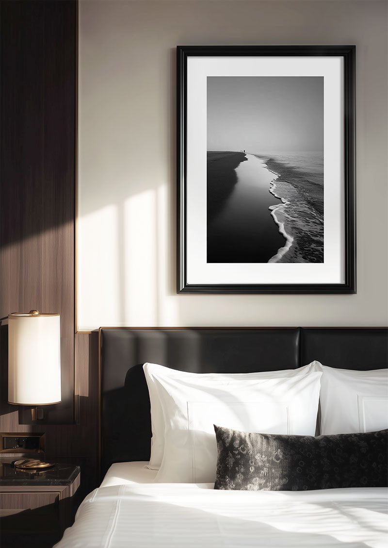 Poster photo noir et blanc d'une plage de sable à perte de vue encadrée dans une chambre