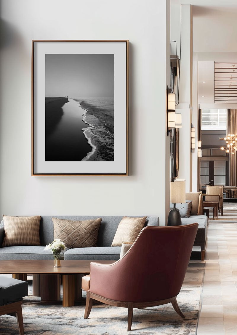 Affiche photographie noir et blanc d'une plage de sable à perte de vue, dans un hall d'hotel