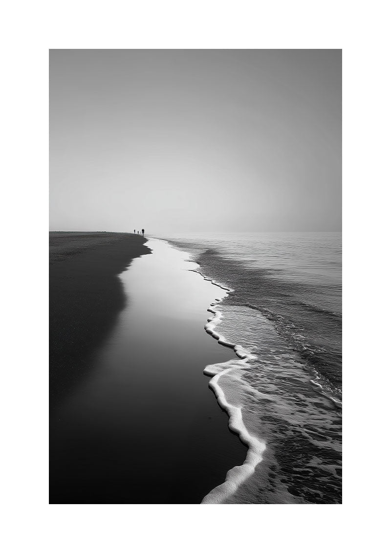 Poster photo noir et blanc d'une plage de sable à perte de vue, avec écume de la mer