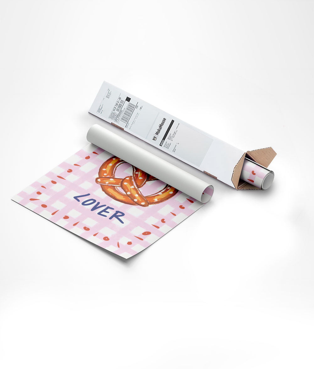 Poster cuisine "bretzel lover" roulée sur tube et mise dans un carton triangulaire