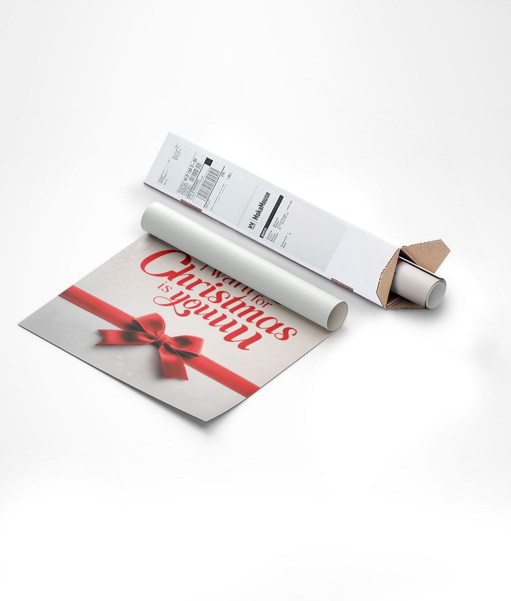 Mise en carton triangulaire de l'affiche de noël citation "all i want" en rouge avec un noeud