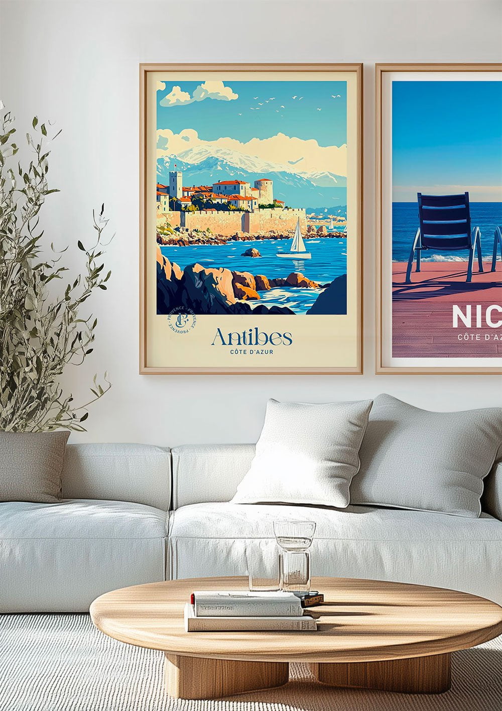 Affiche vintage de la ville d'Antibes, encadrée dans un salon contemporain