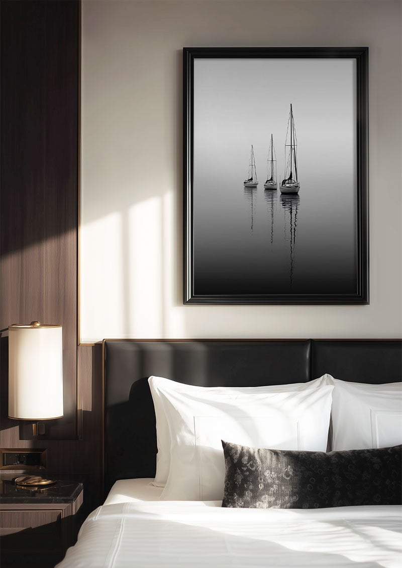 Poster photo noir et blanc de trois voiliers sur l'eau, encadrée dans une chambre d'hotel