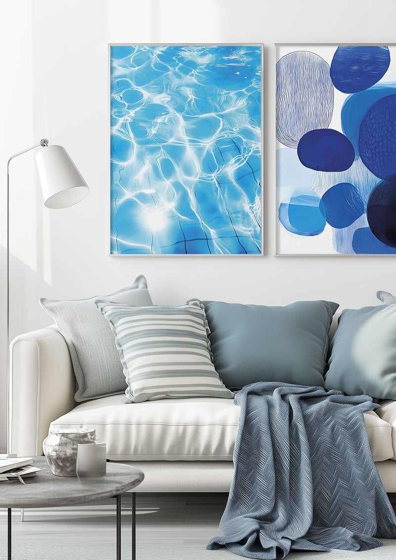 Affiche été gros plan piscine encadrée à coté d'une autre affiche, dans un salon