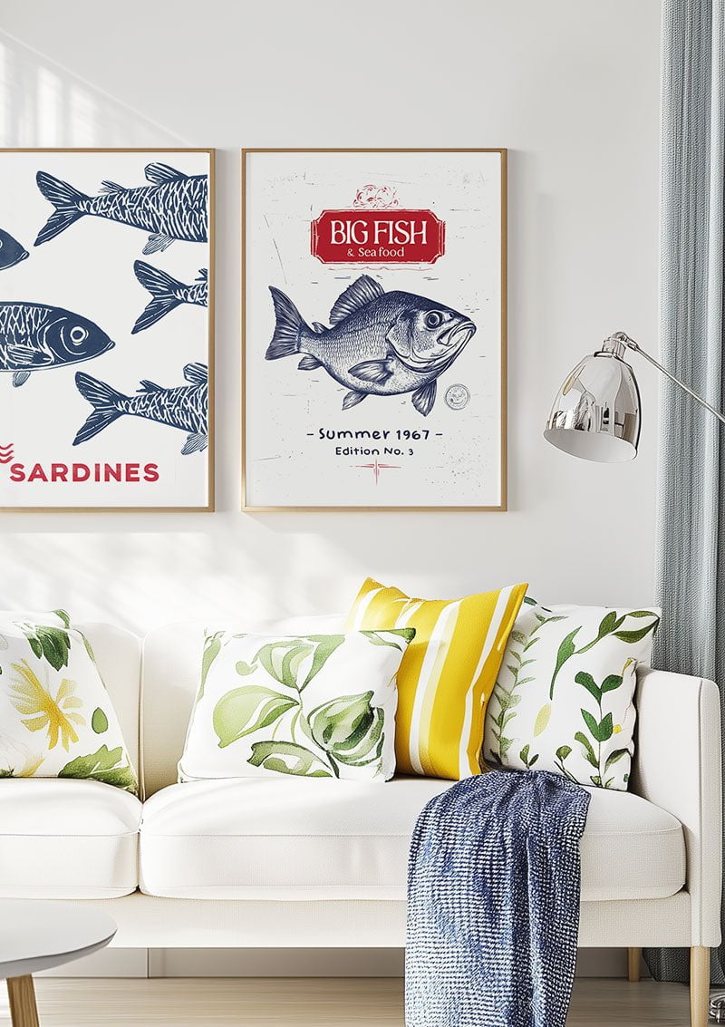 Duo d'affiche mer représentant des poissons en gravure bleue, sur le mur d'un salon