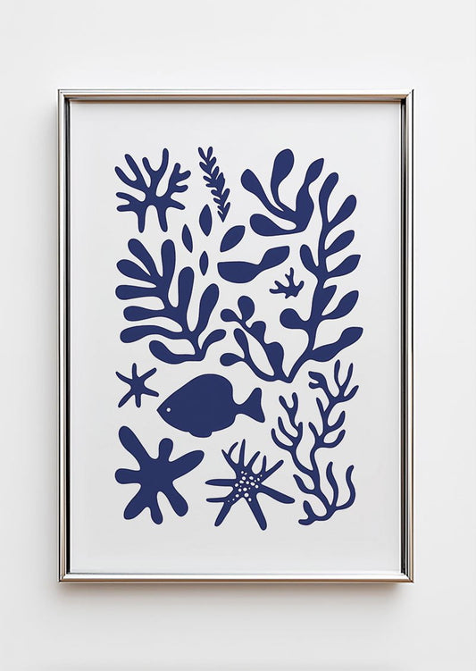 Poster mer minimaliste d'un assemblage organique marin en bleu et blanc dans un cadre chromé