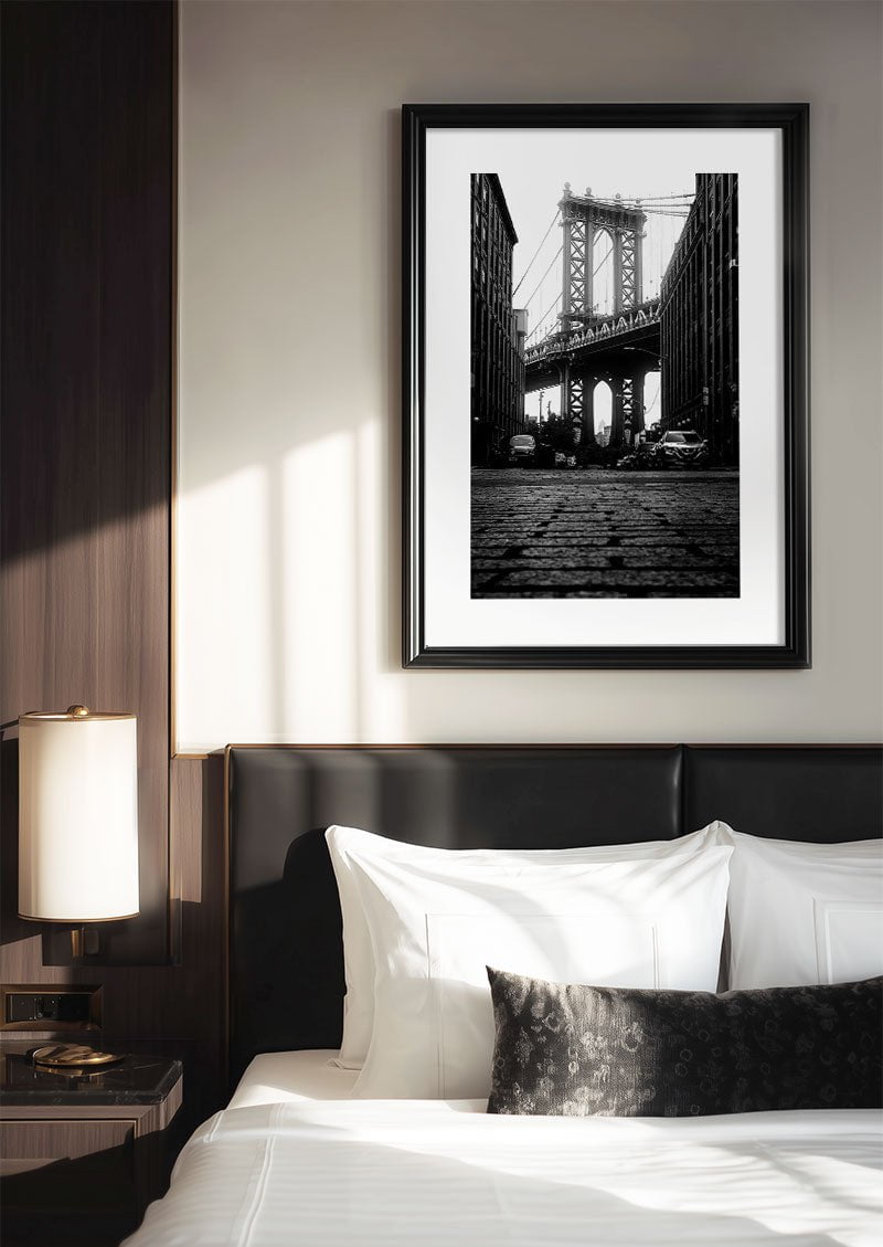 Affiche photographie noir et blanc du pont de brooklyn, encadrée dans une chambre