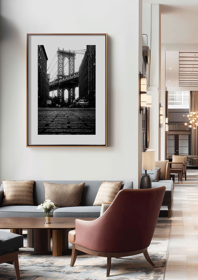 Poster photo du pont de brooklyn, entre deux immeubles, encadrée dans un hall d'hotel