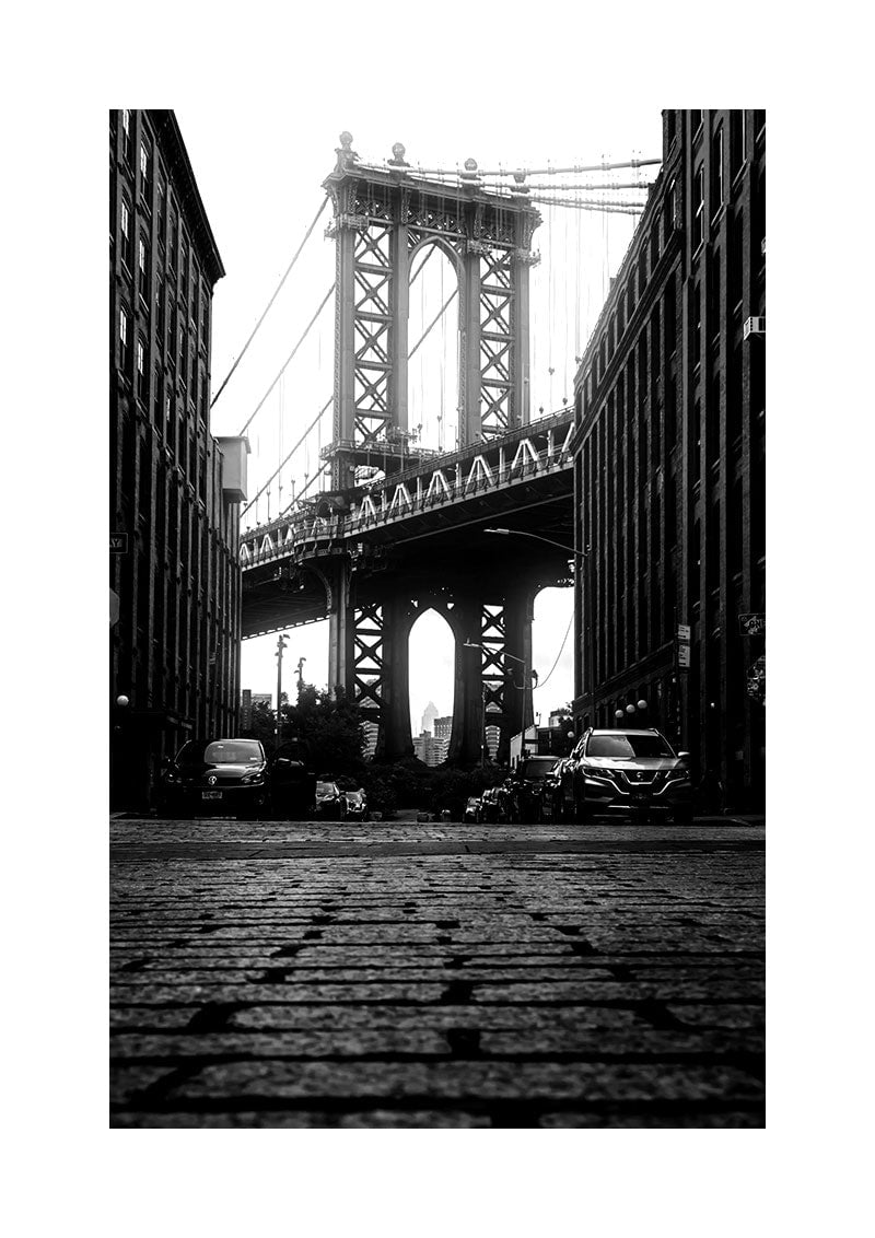 Affiche photographie noir et blanc du pont de brooklyn, entre deux immeubles