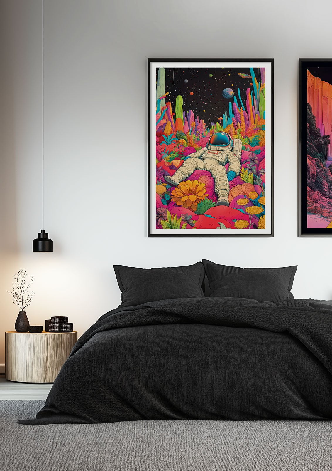 Mise en situation de l'affiche murale pop-culture de l'astronaute, encadrée, sur le mur blanc d'une chambre.