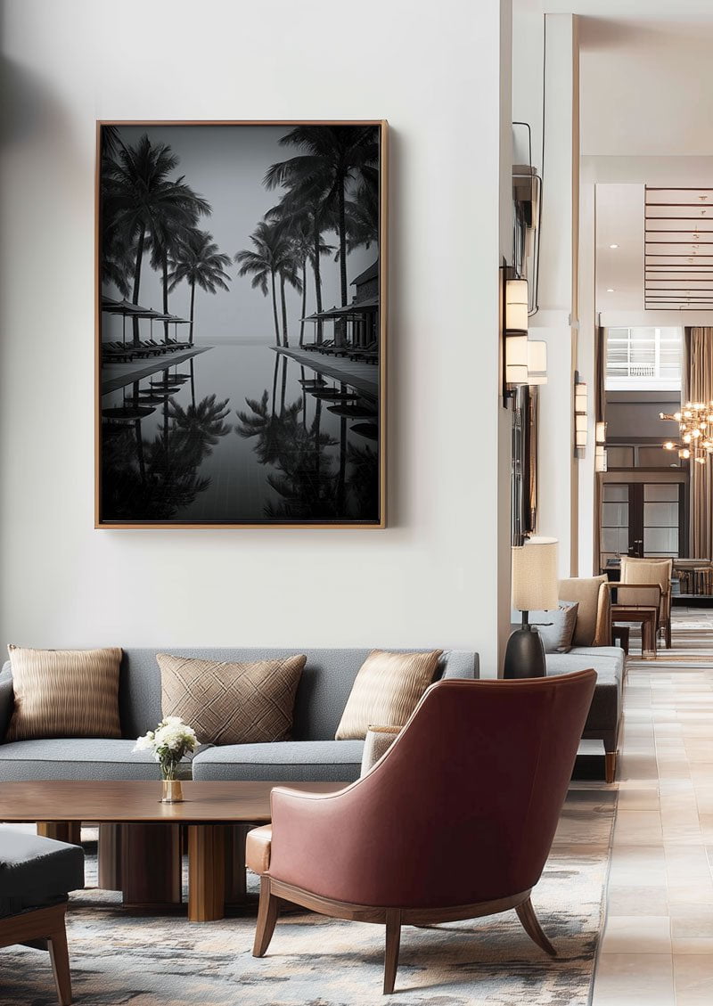 Poster photo noir et blanc d'une piscine et de palmiers encadrée dans un hall d'hotel