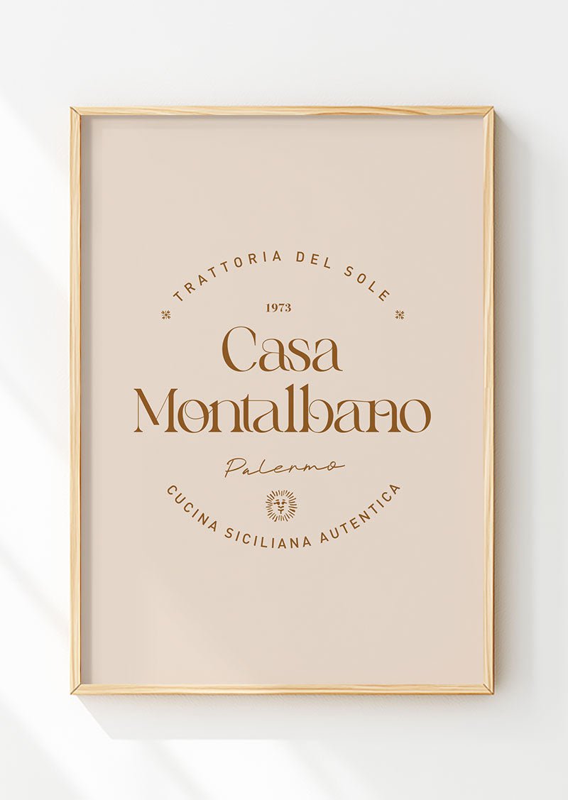 Poster italie citation Casa Montalbano typo marron sur fond beige dans un cadre bois