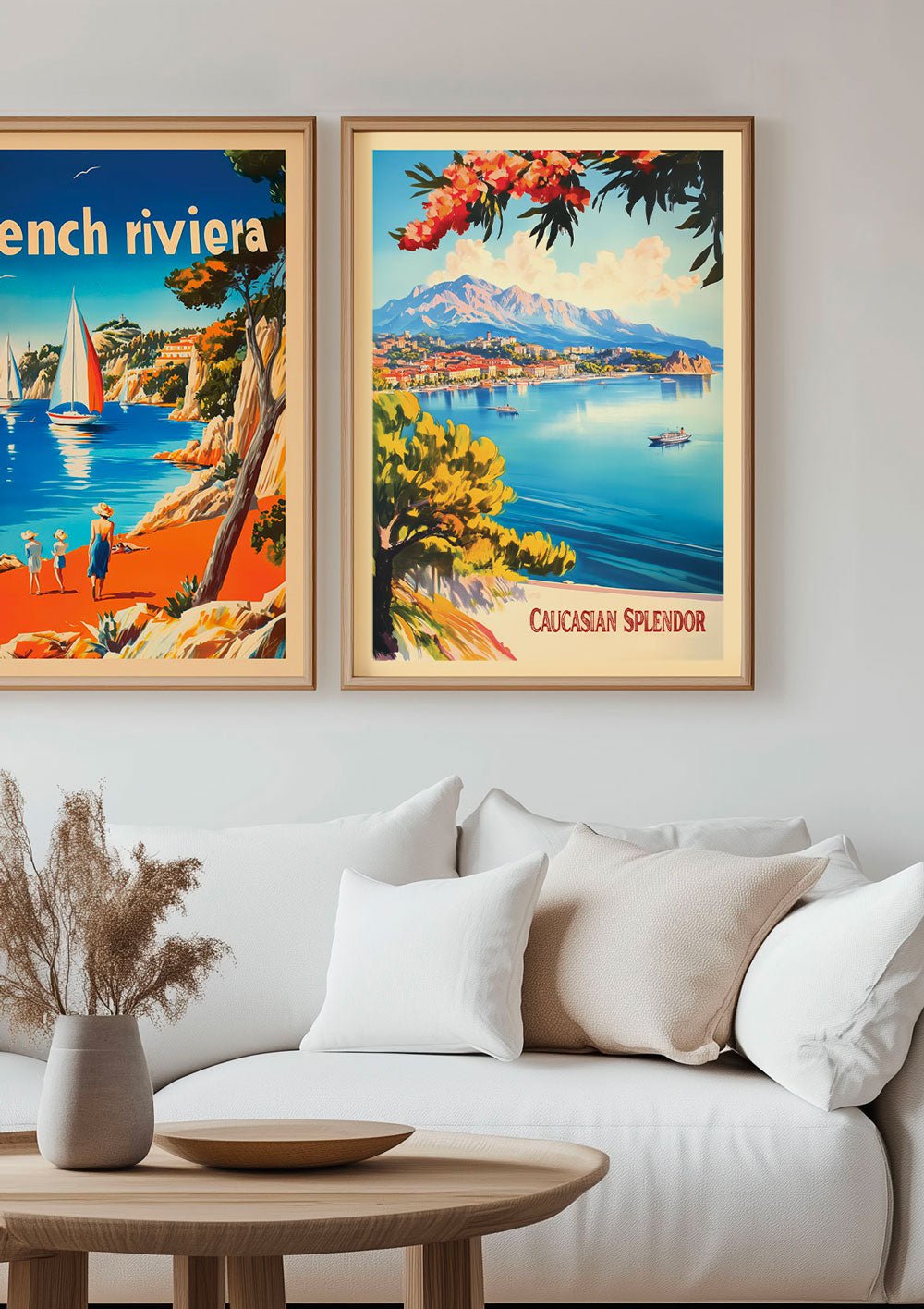 Duo d'affiches bord de mer encadrées sur le mur d'un salon.
