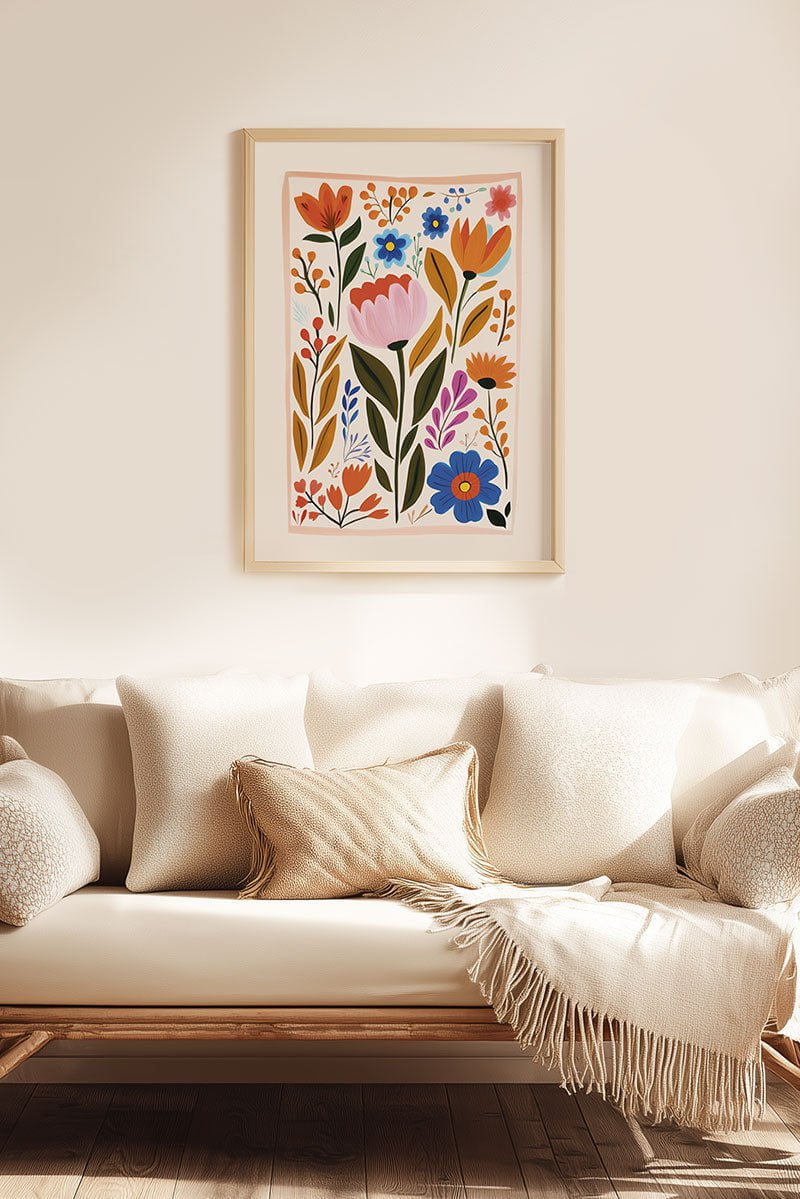 Affiche folk art "chaleur vive" florale et colorée encadrée au dessus d'un canapé