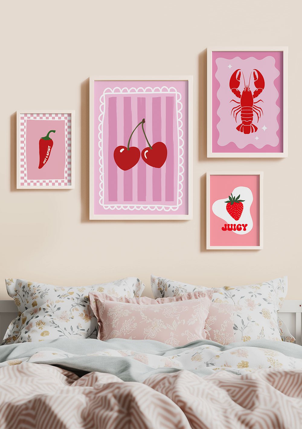 Lot de quatre affiches fruits aux couleurs rouge et rose, encadrées sur le mur d'une chambre