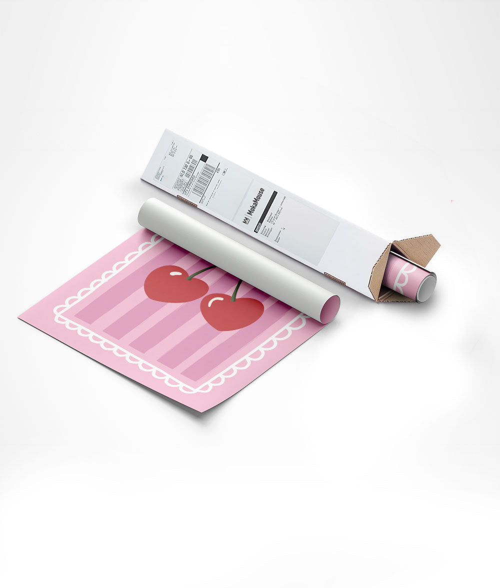 Affiche fruit pop cerises en forme de cœur emballée dans un carton triangulaire.