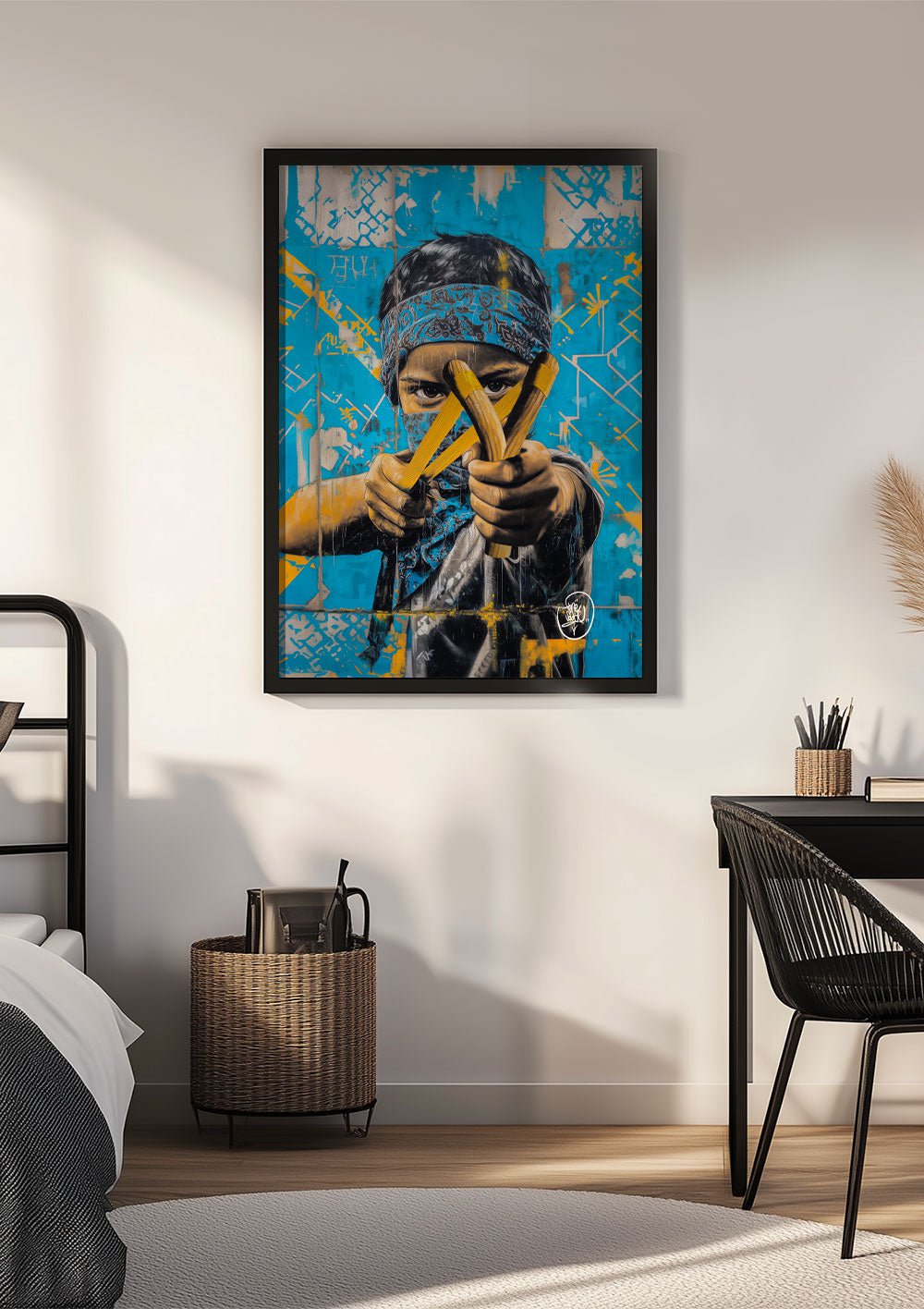 Affiche Street-Art de l'enfant avec un bandana et un lance-pierre de couleur bleu, encadrée sur un mur.
