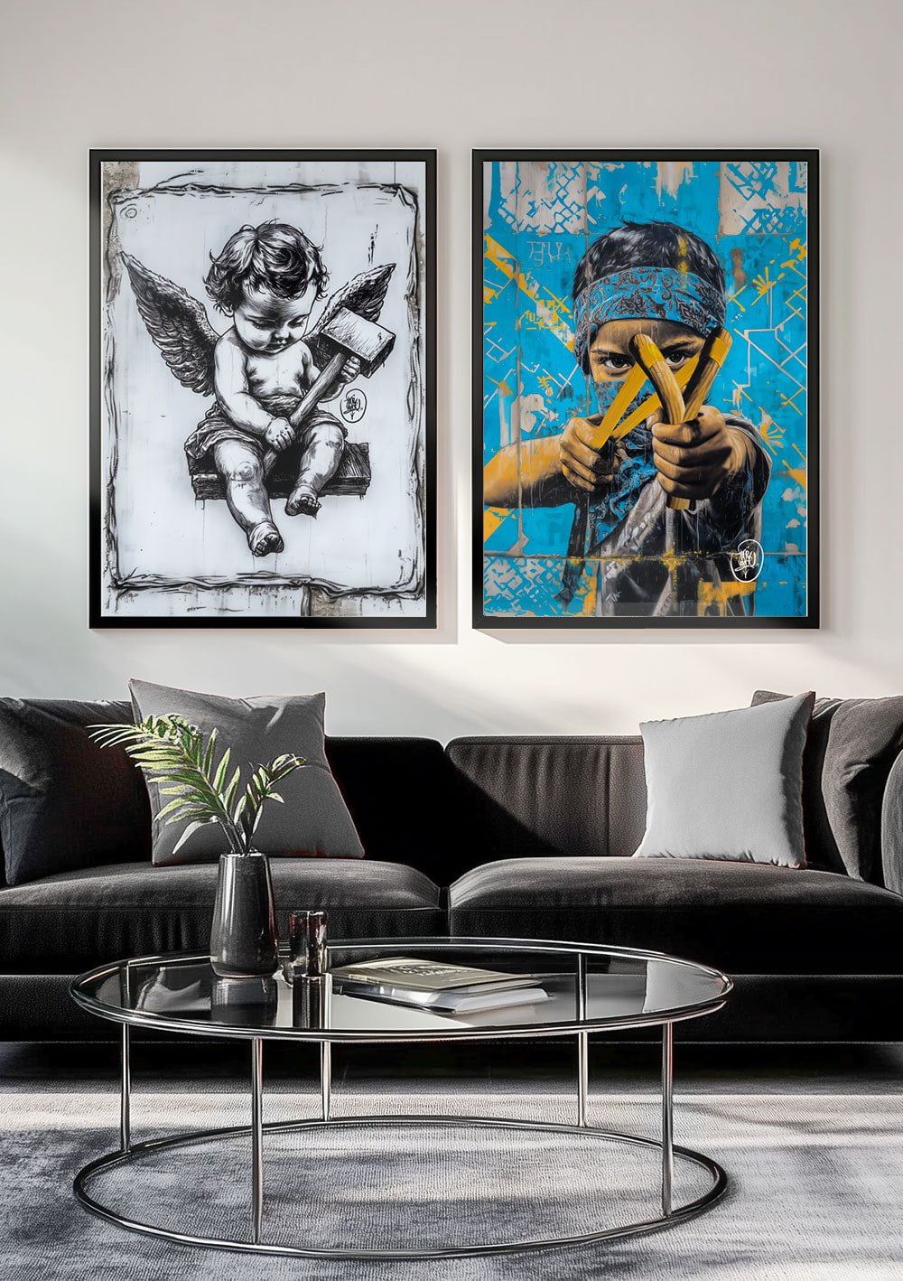 Duo de posters Street-Art, encadrées sur un mur dans un salon contemporain.