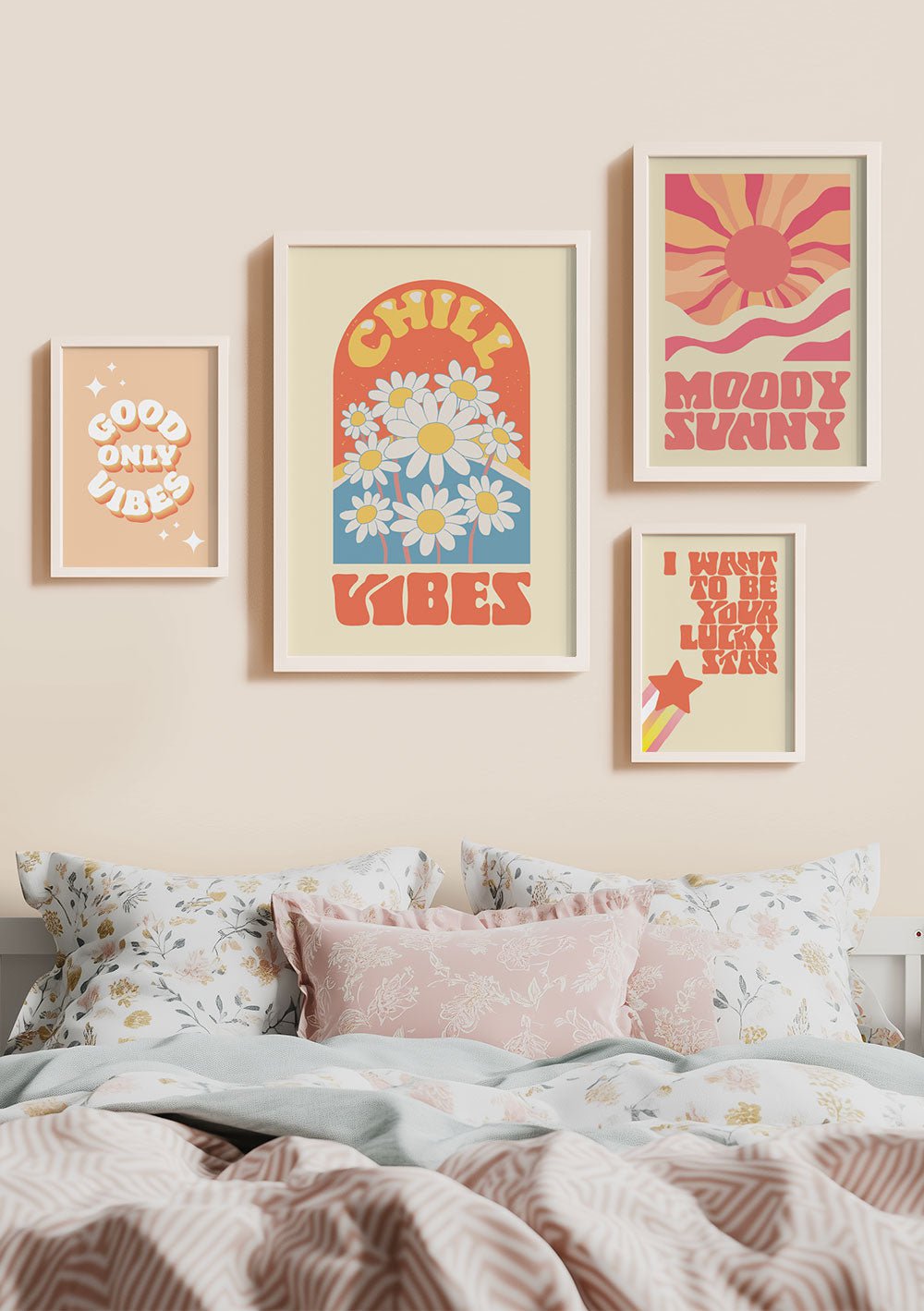 Mise en situation de posters rétro sur un mur au dessus d'un lit.