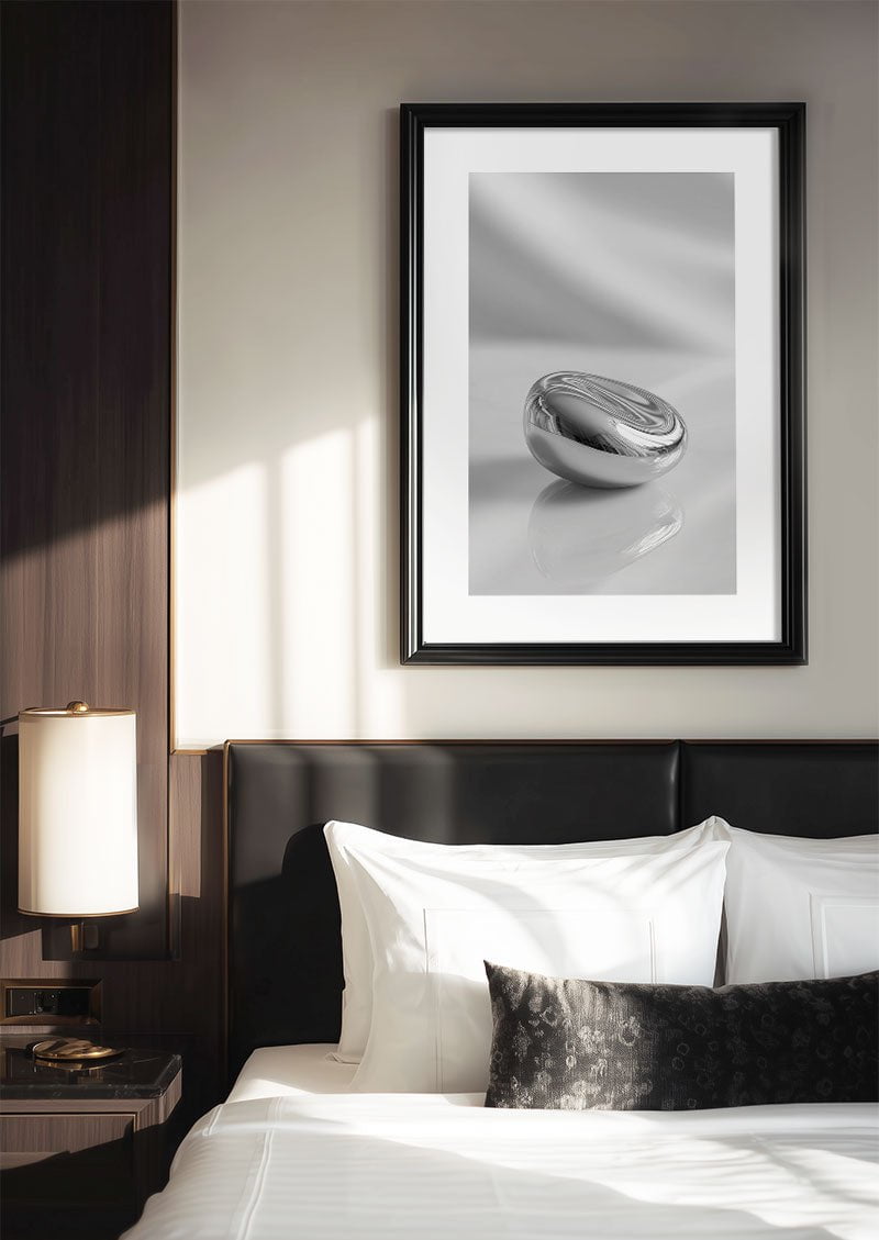 poster photo noir et blanc d'un galet chrome mit en situation dans une chambre