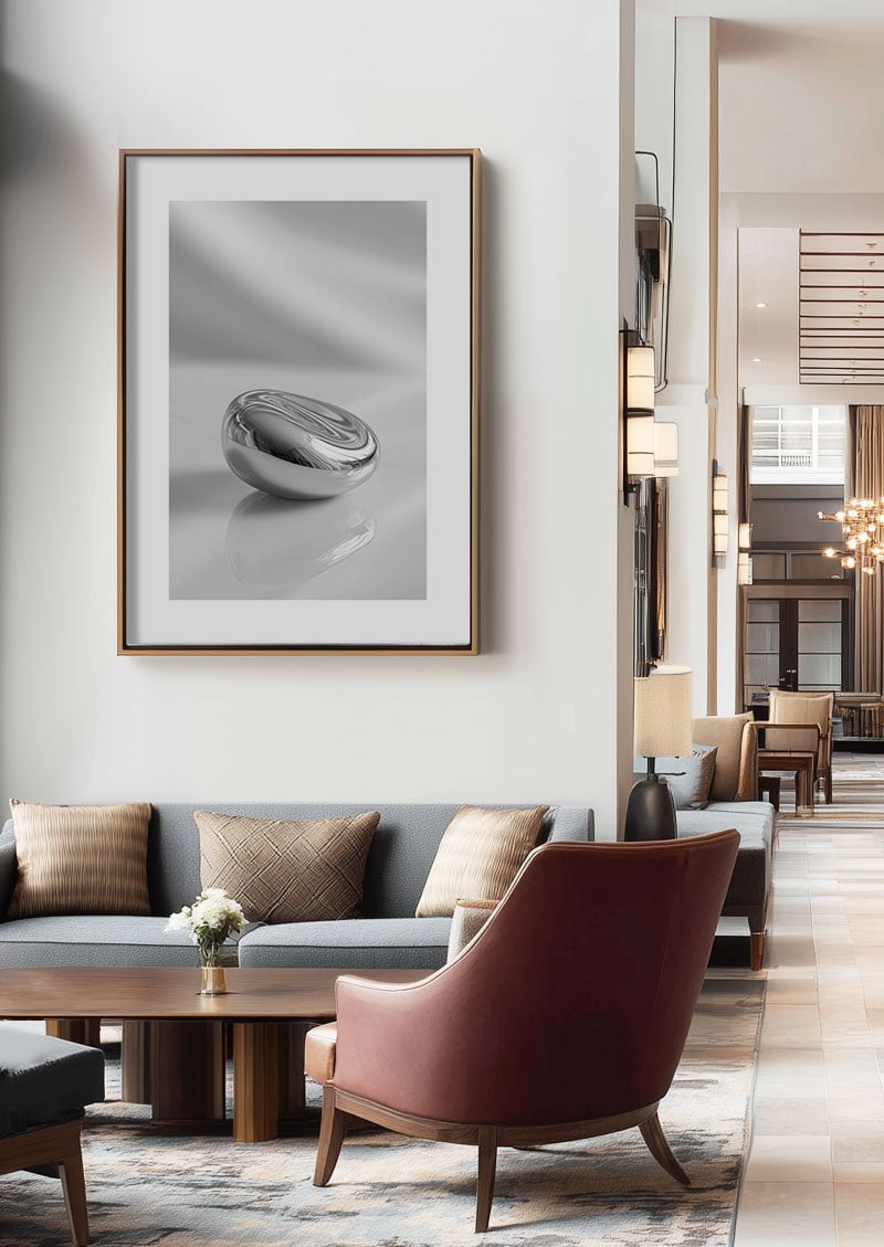 poster photo noir et blanc d'un galet chrome encadrée dans un hall d'hotel