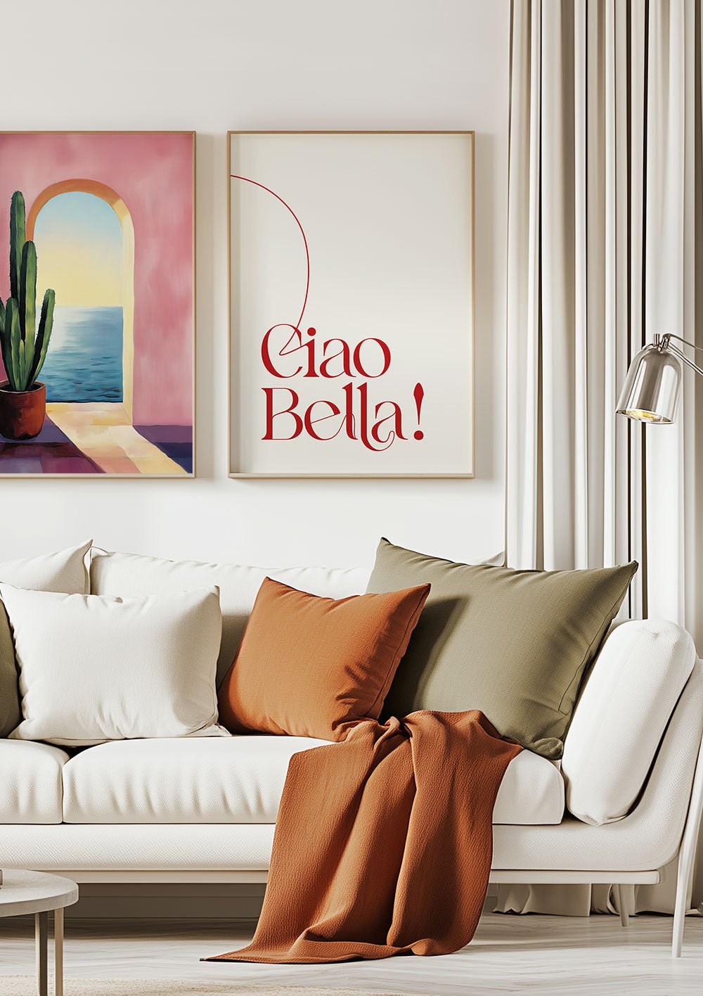 Deux posters été mis en valeur sur le mur d'un salon