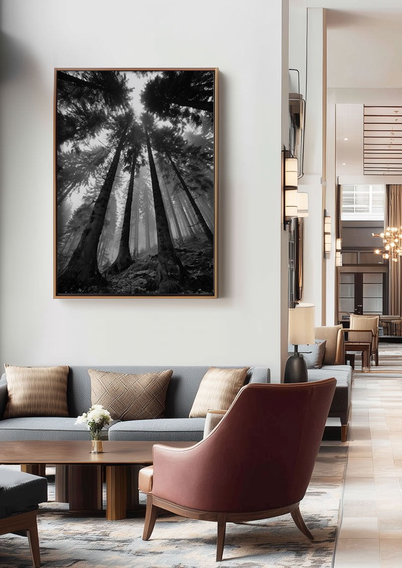 Poster photo noir et blanc d'arbres vu en contreplongée mit en situation dans le hall d'un hotel