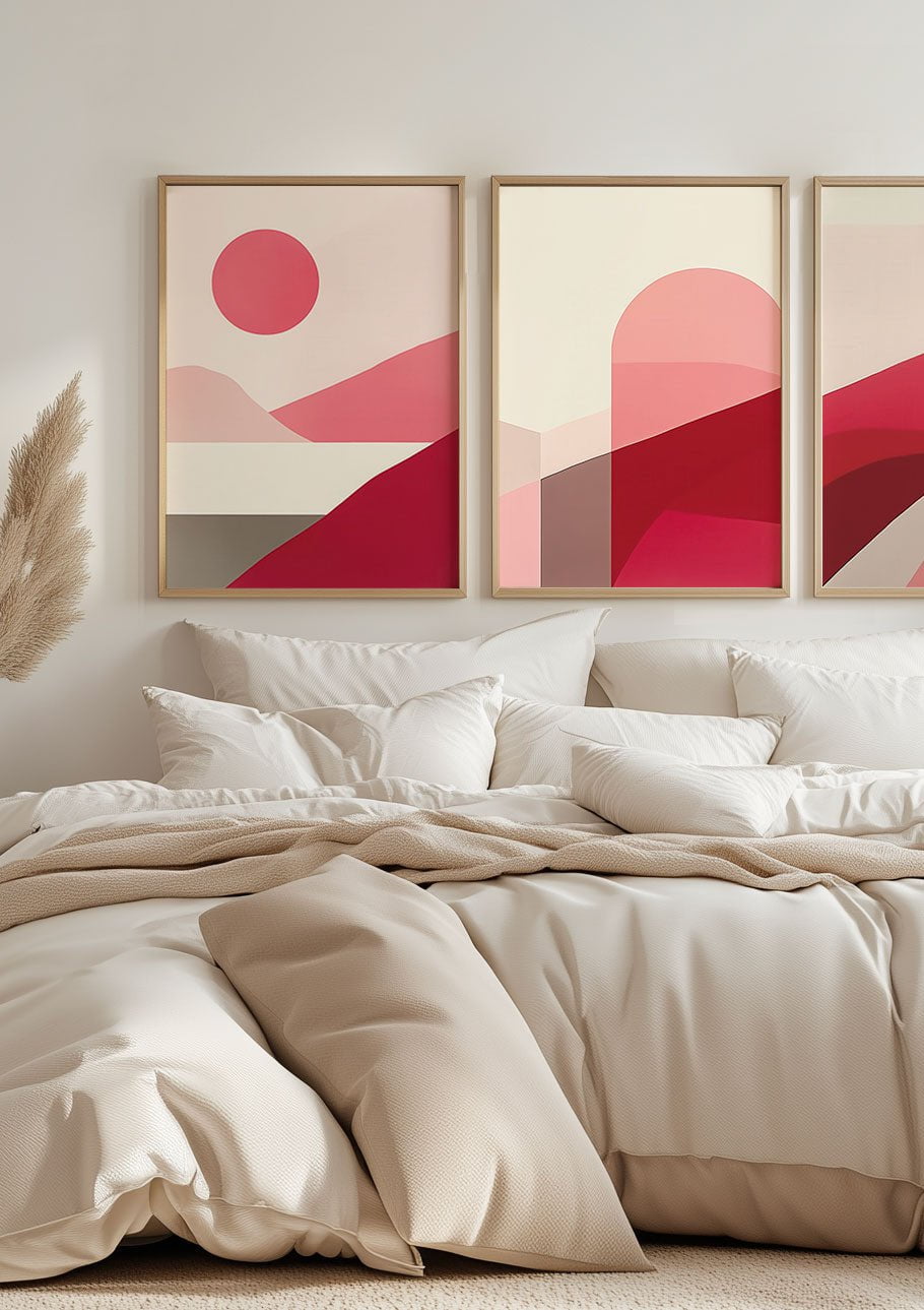 Affiches murales contemporaines d'abstraction rose, encadrées dans une chambre.